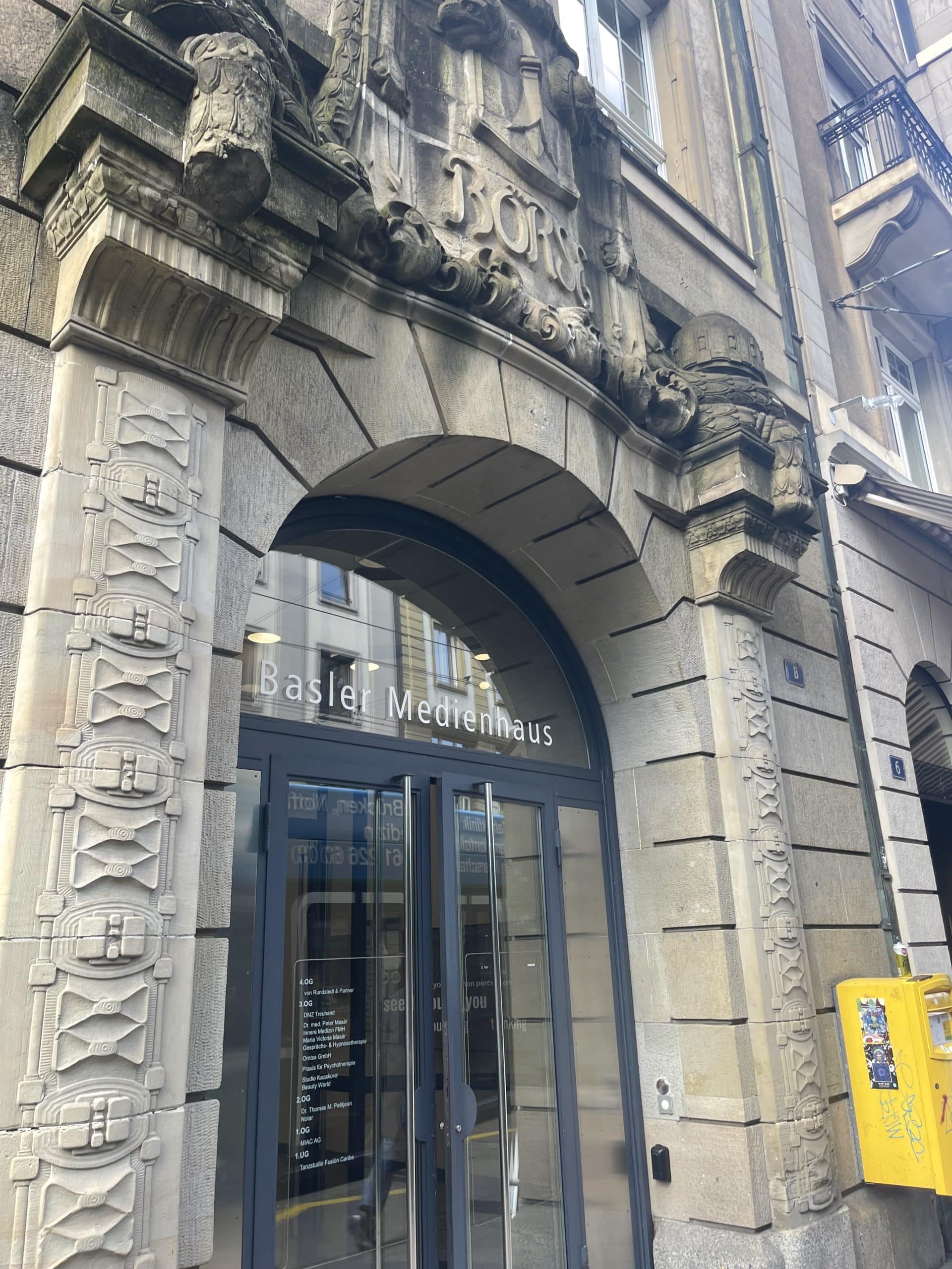 Domiciliation d'entreprise à Bâle_entrée de l'immeuble