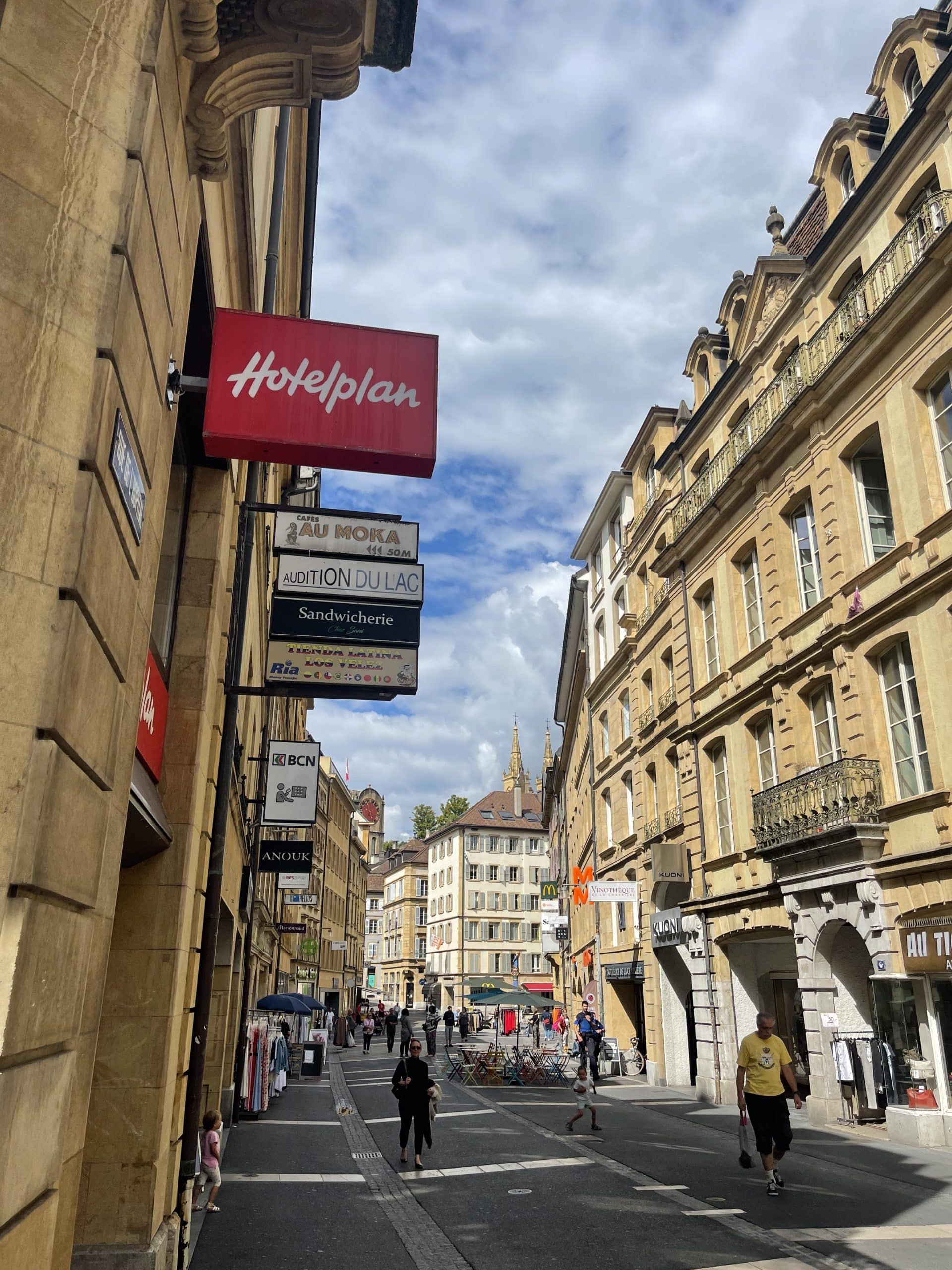 Domiciliation entreprise neuchâtel_vue rue éloignée