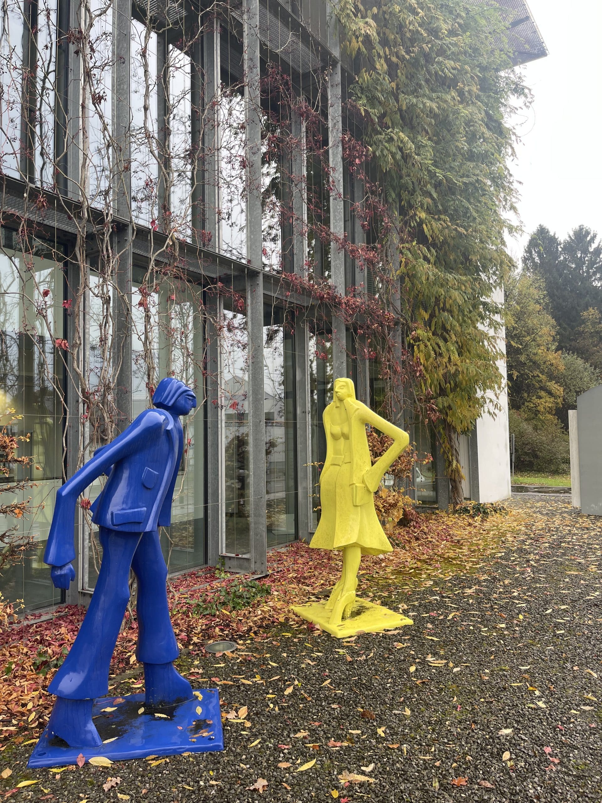 Domiciliation d’entreprise à Zug – Œuvre d’art sous le bureau, à l’extérieur du bâtiment